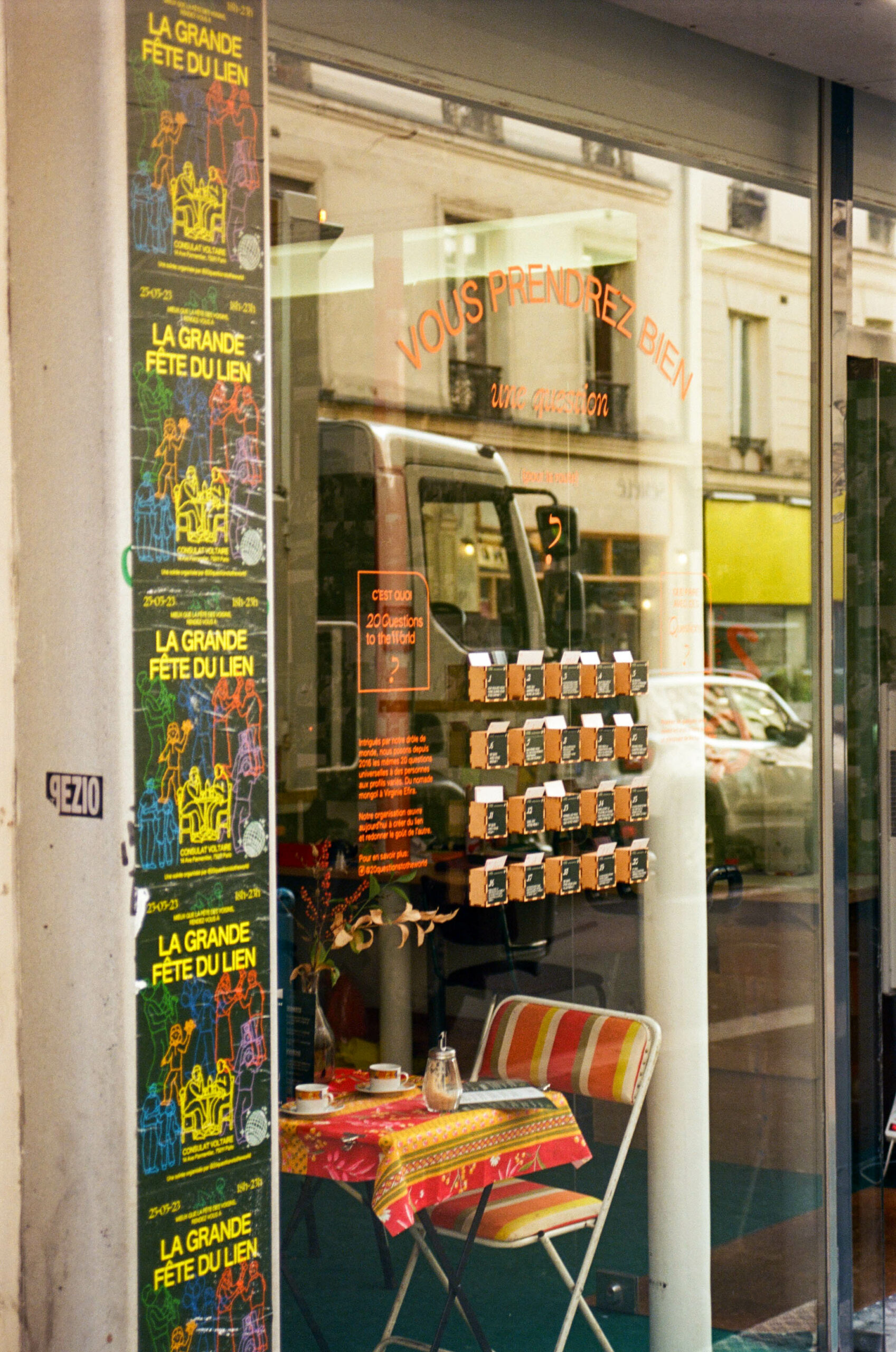 Vitrine de l'agence créative audiovisuelle de 20Q avec des affiches multicolores et les 20 questions de 20Q en décoration sur la vitrine.  Idéal pour illustrer la page : Nous briefer