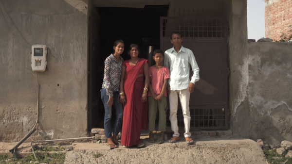 Famille devant son domicile en Inde, image tirée du film RSE "Raison d’être" réalisé pour la Kiabi Foundation, dans le cadre d’un projet RSE international.