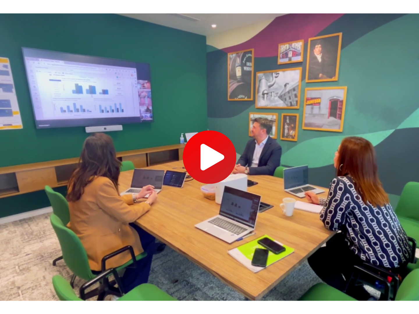 Réunion d'équipe chez Pernod Ricard, illustrant un extrait d'un film marque employeur mettant en avant la collaboration et la culture d'entreprise.