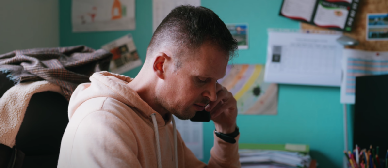 Portrait de Sébastien, éducateur spécialisé au sein de SOS Village d’Enfants, filmé dans son quotidien professionnel.